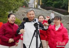 湖南东安银发族“触网”当主播 “新农活”干出新花样